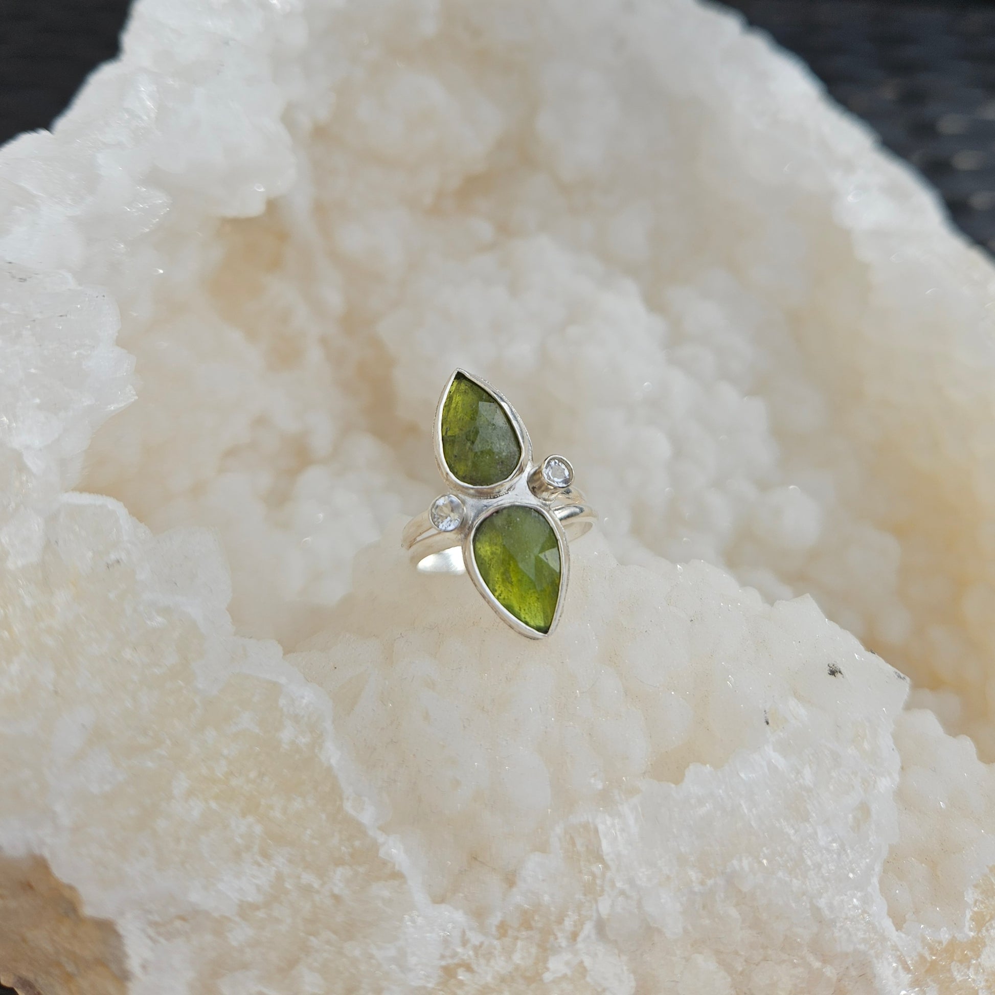 Bijoux_bague_argent_anneaux_pierre_verte_vesuvianite_topaze_blanche