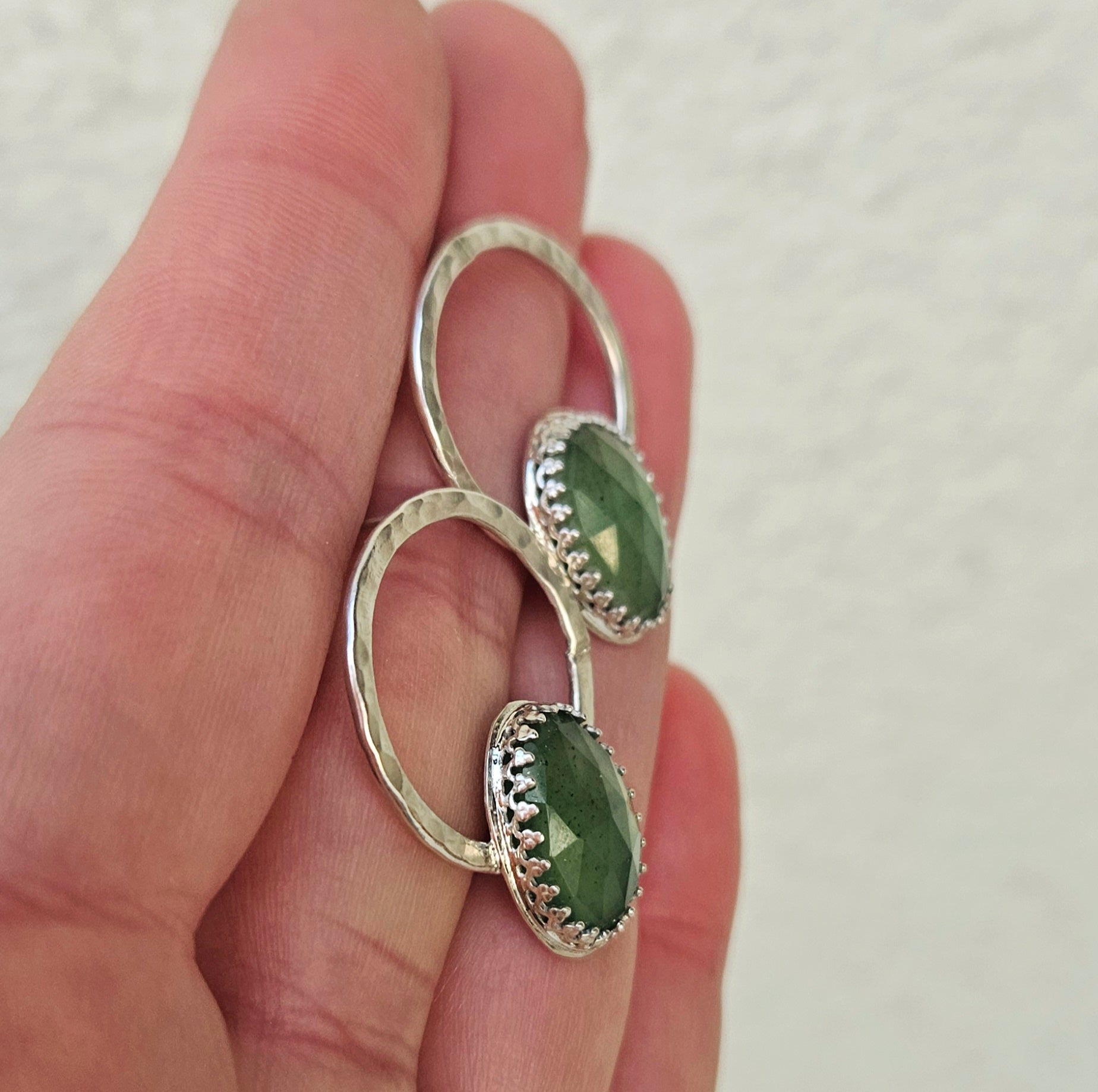 Bijoux_boucles d'oreilles_serti_pierre_verte_vesuvianite
