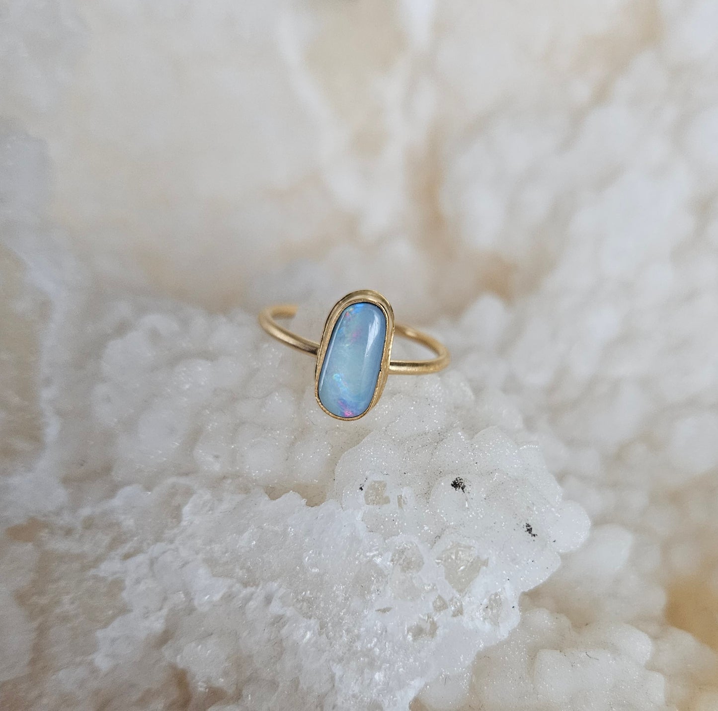 anneau or, anneau doré, bague opale, pierre doublet opale australienne, bijoux opale