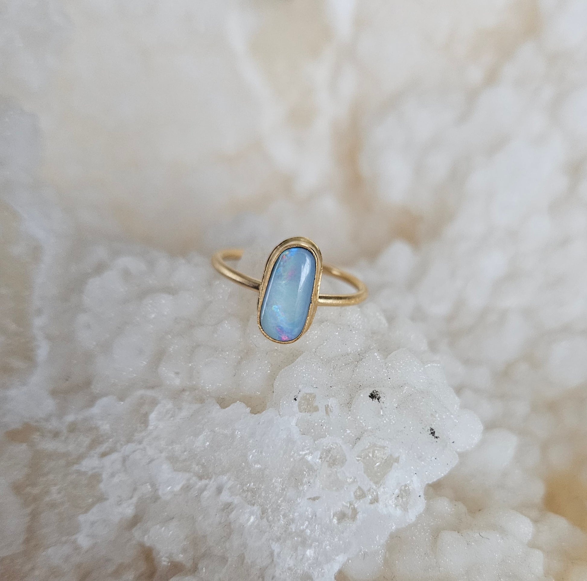 anneau or, anneau doré, bague opale, pierre doublet opale australienne, bijoux opale