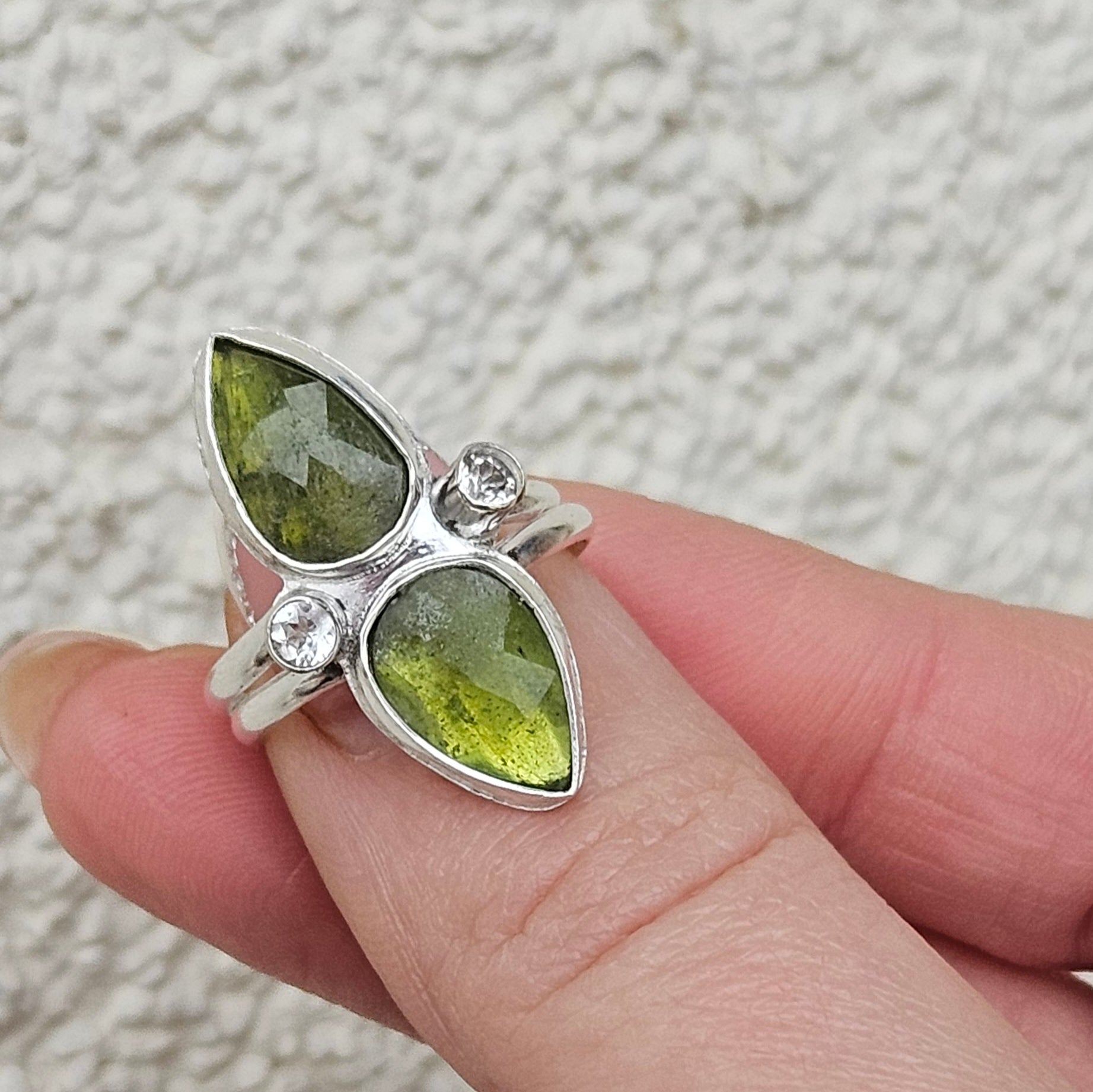 bague_argent_anneaux_pierre_verte_vesuvianite_goutte_topaze
