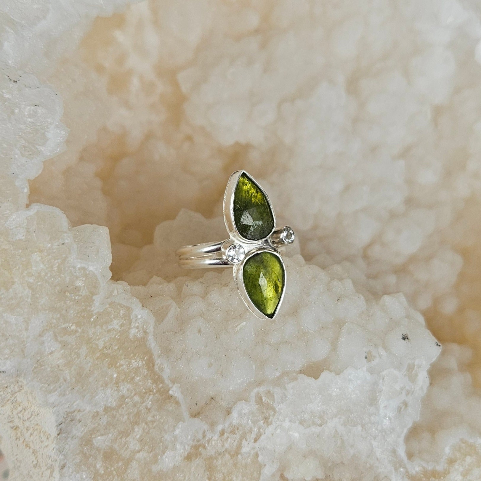 bague_argent_pierre_fine_precieuse_vesuvianite_verte_topaze